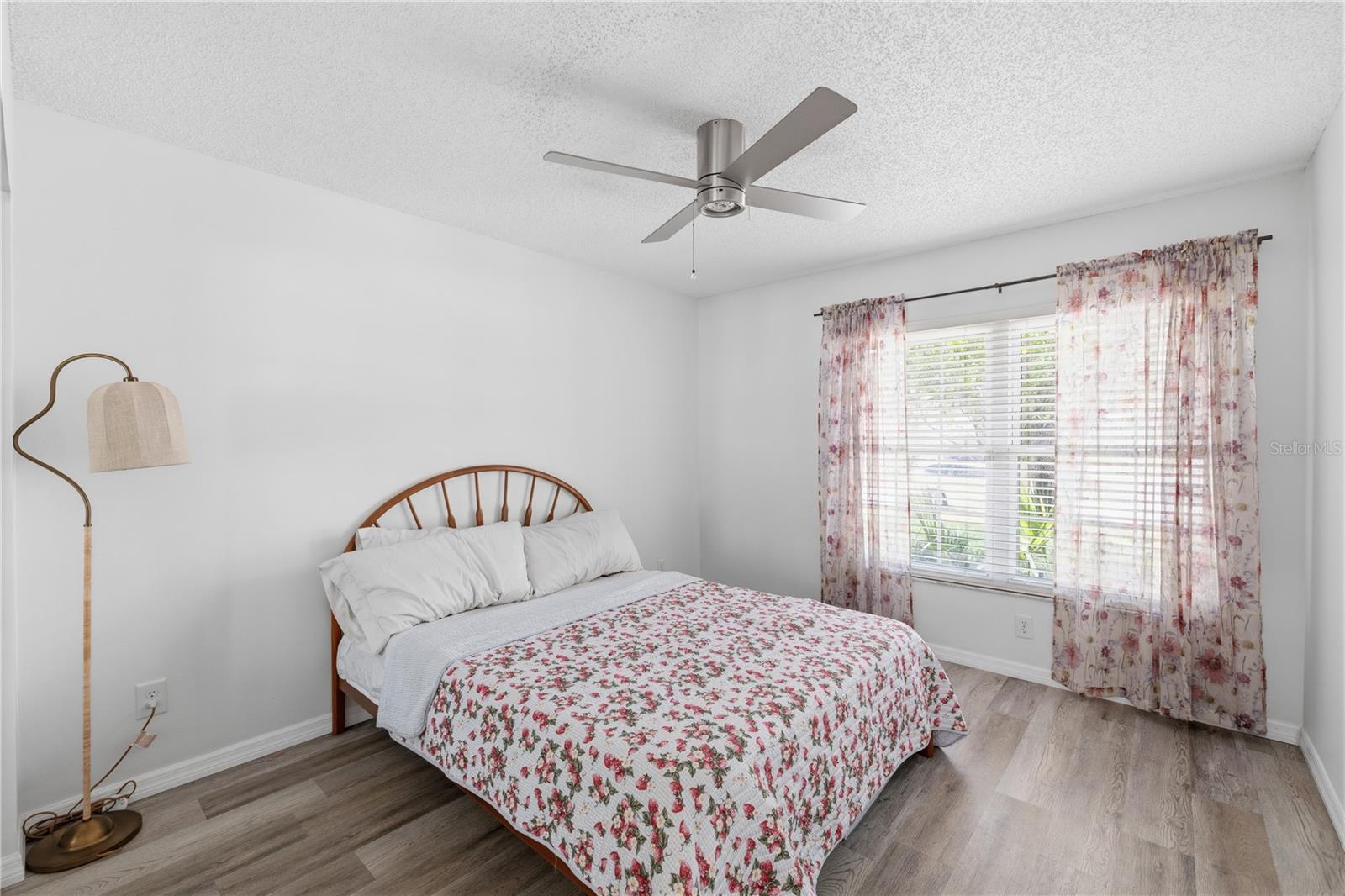 1570 CLUB DR — photo 20
