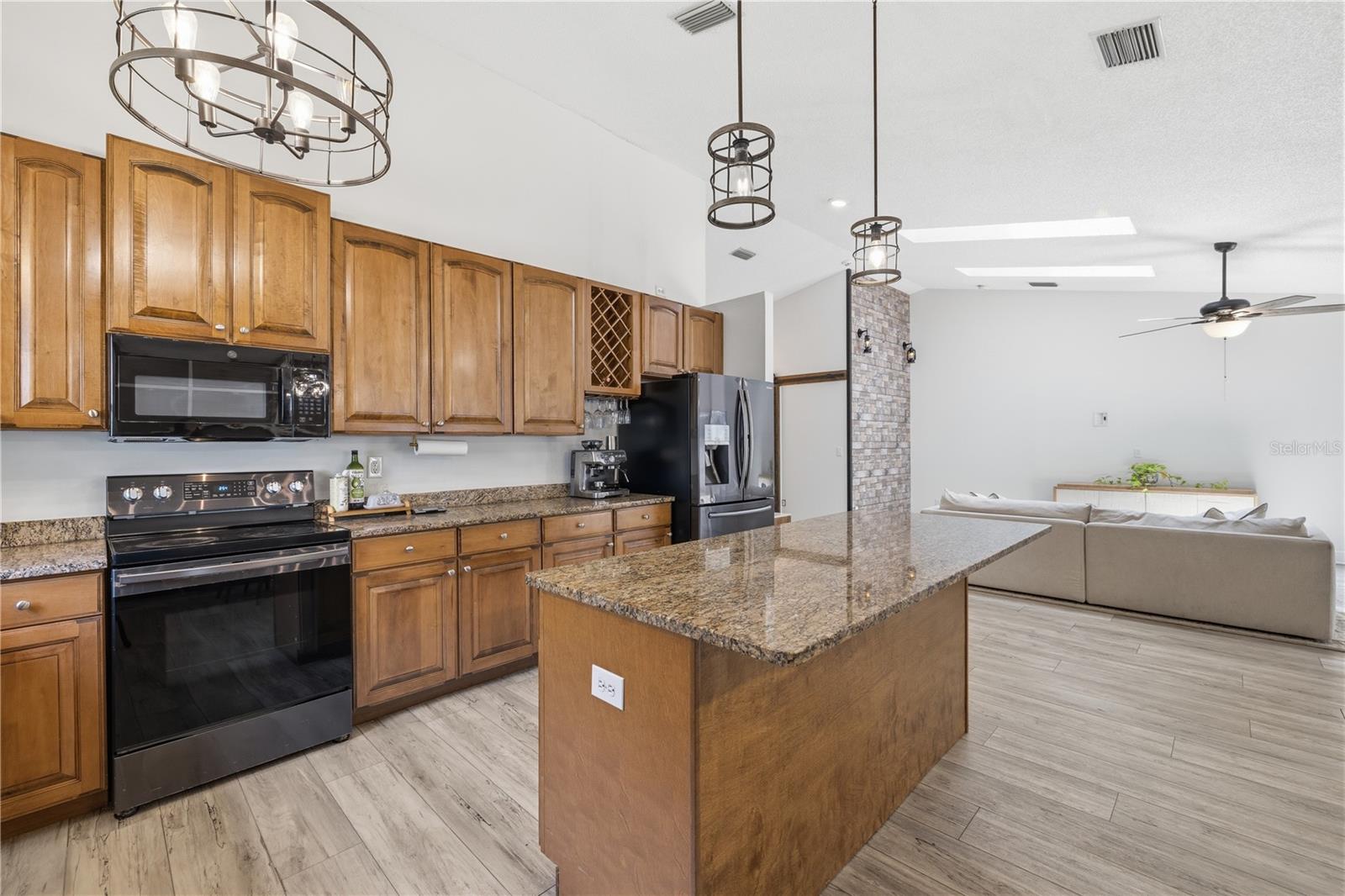 1570 CLUB DR — photo 7