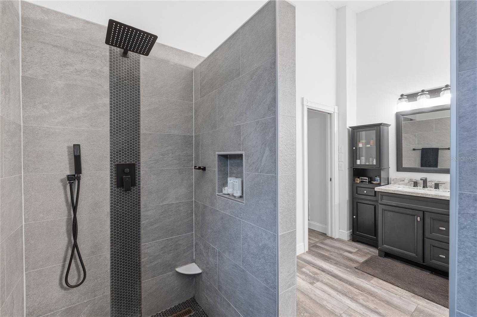 1570 CLUB DR — photo 15