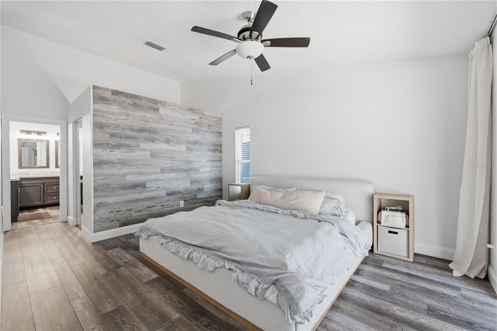 1570 CLUB DR — photo 10