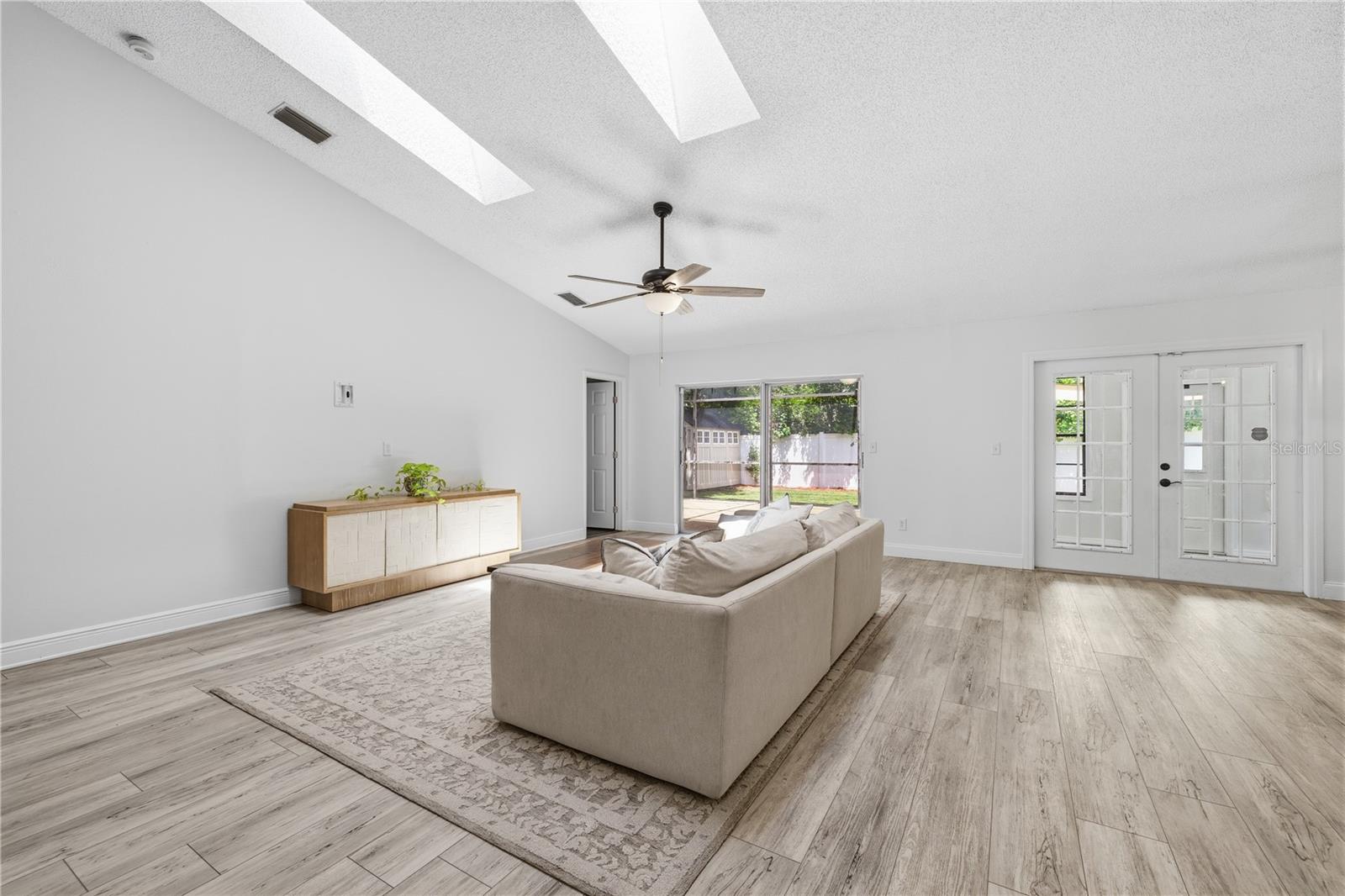 1570 CLUB DR — photo 3