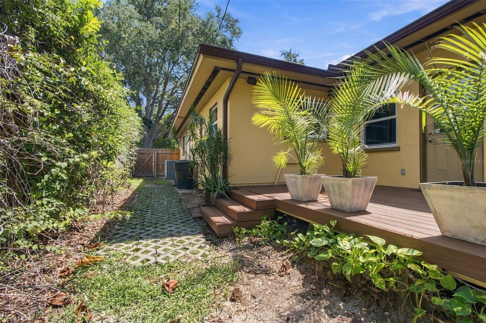 1612 SAN CHARLES DR — photo 32