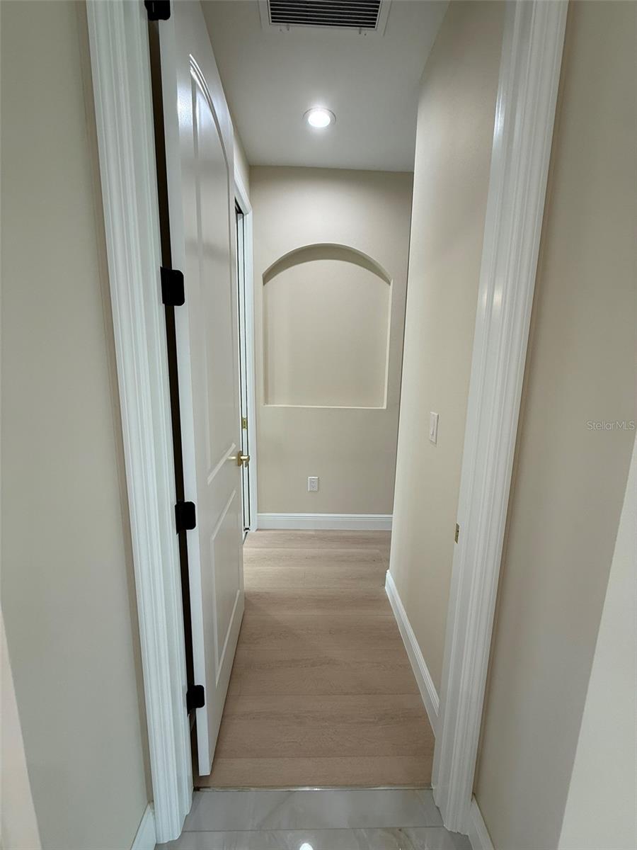 1672 LAIRD AVE — photo 18