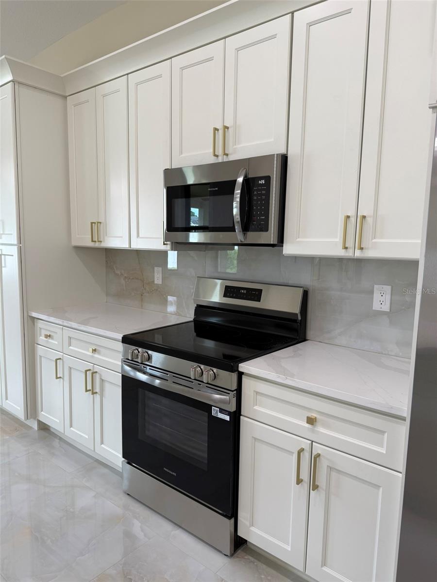 1672 LAIRD AVE — photo 10