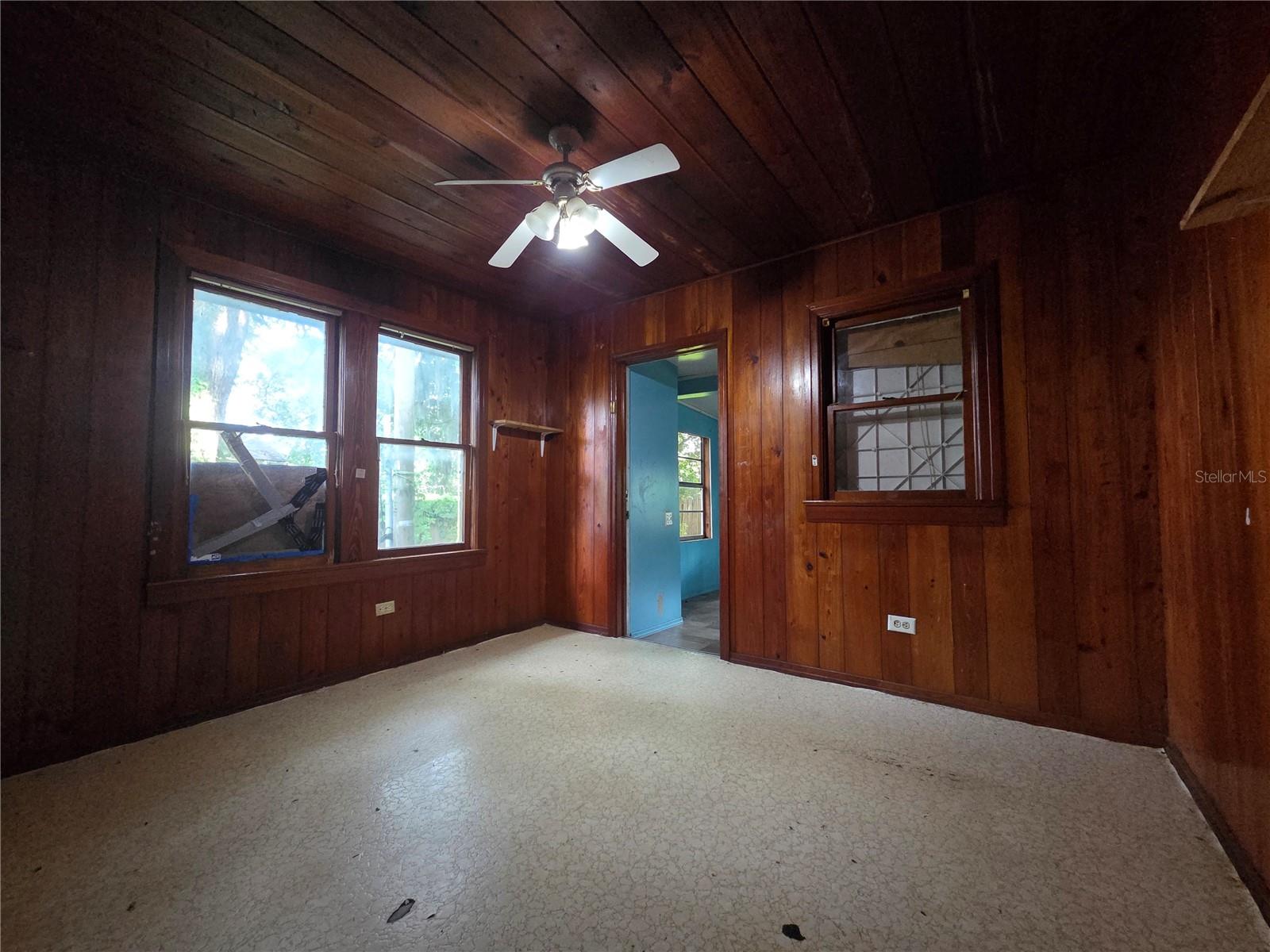 113 W STRICKLAND ST — photo 22