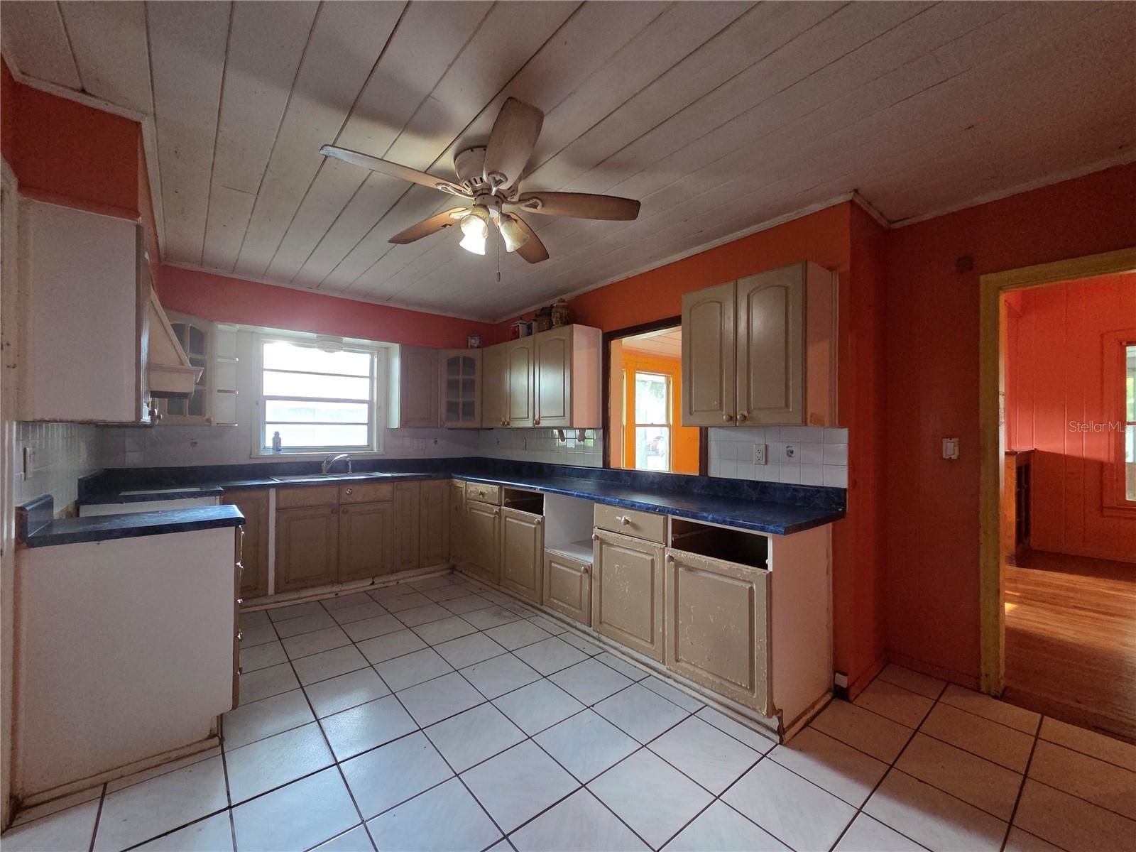 113 W STRICKLAND ST — photo 13