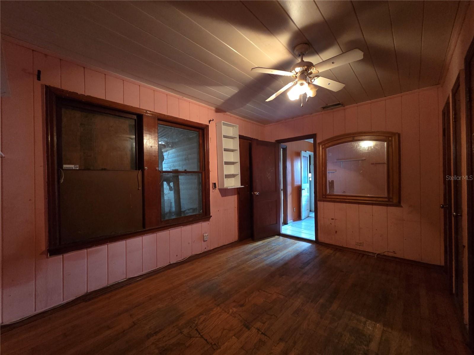 113 W STRICKLAND ST — photo 19
