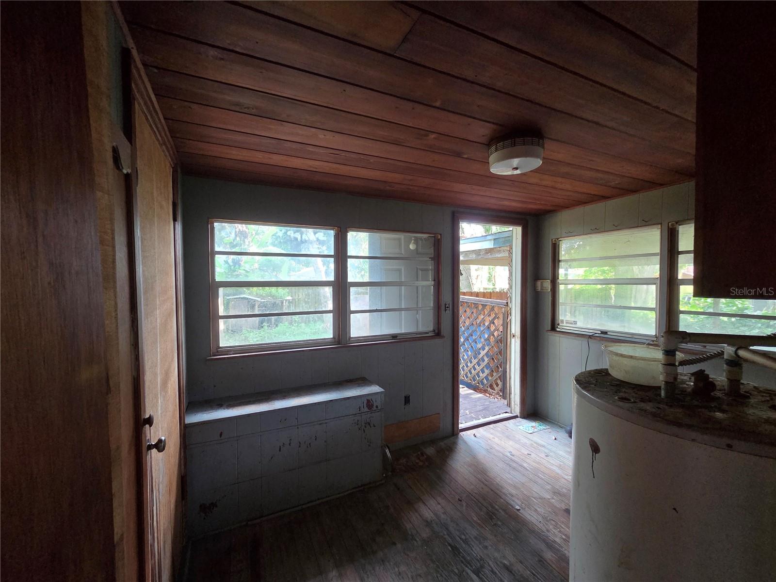 113 W STRICKLAND ST — photo 25