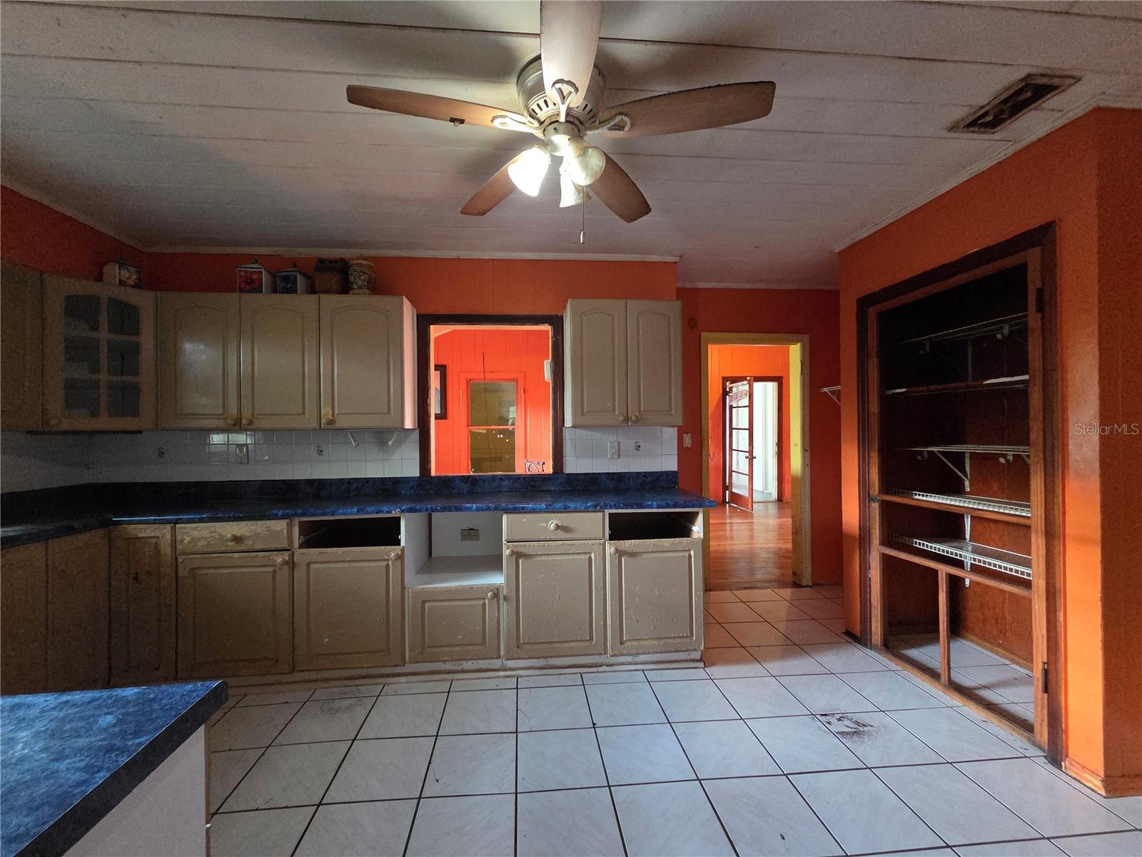 113 W STRICKLAND ST — photo 15