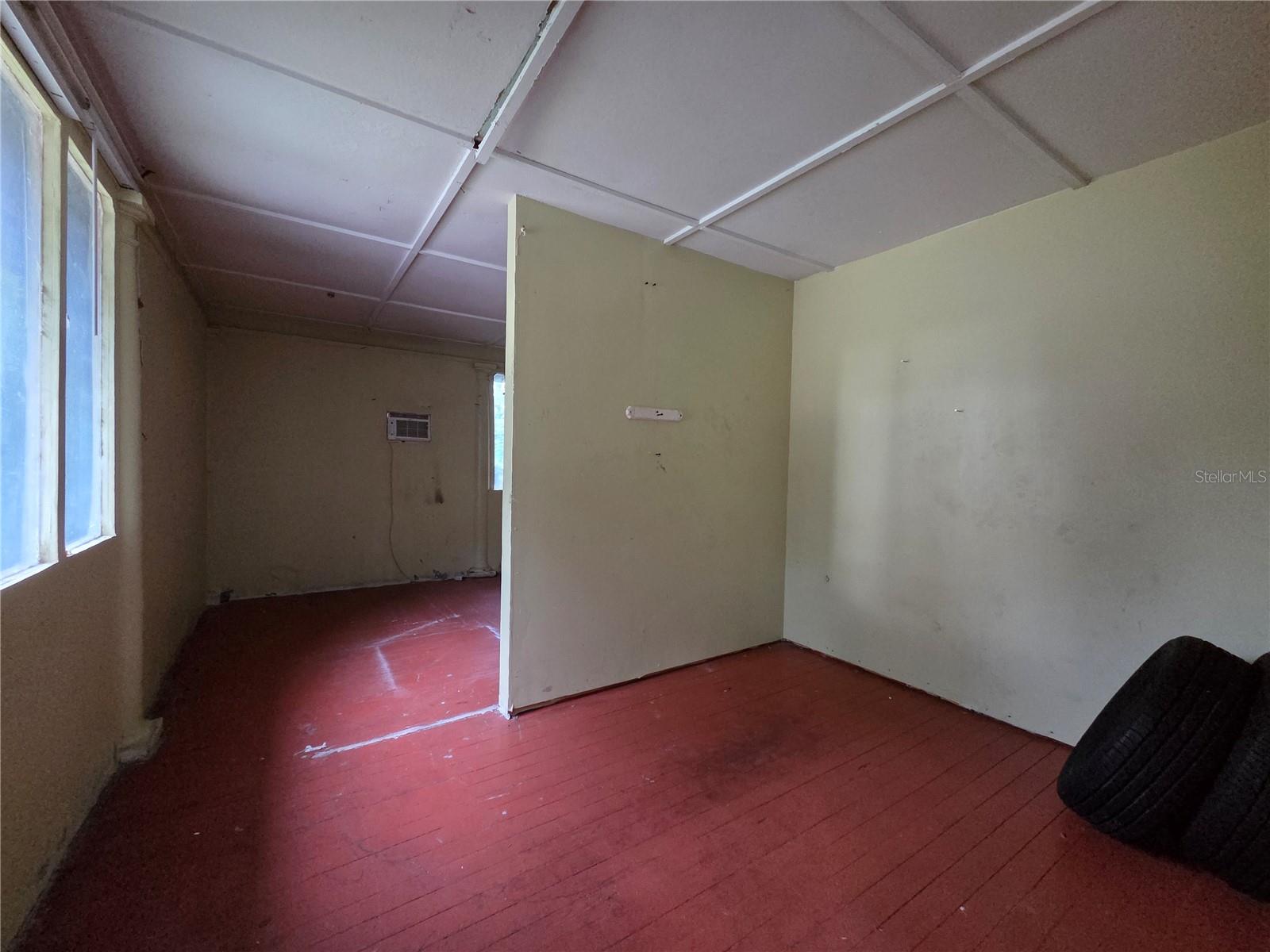113 W STRICKLAND ST — photo 8