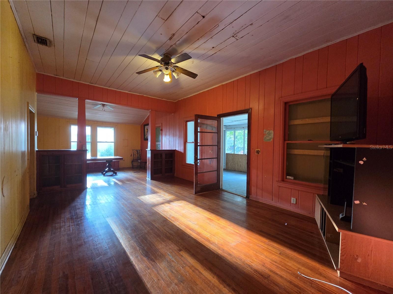113 W STRICKLAND ST — photo 11