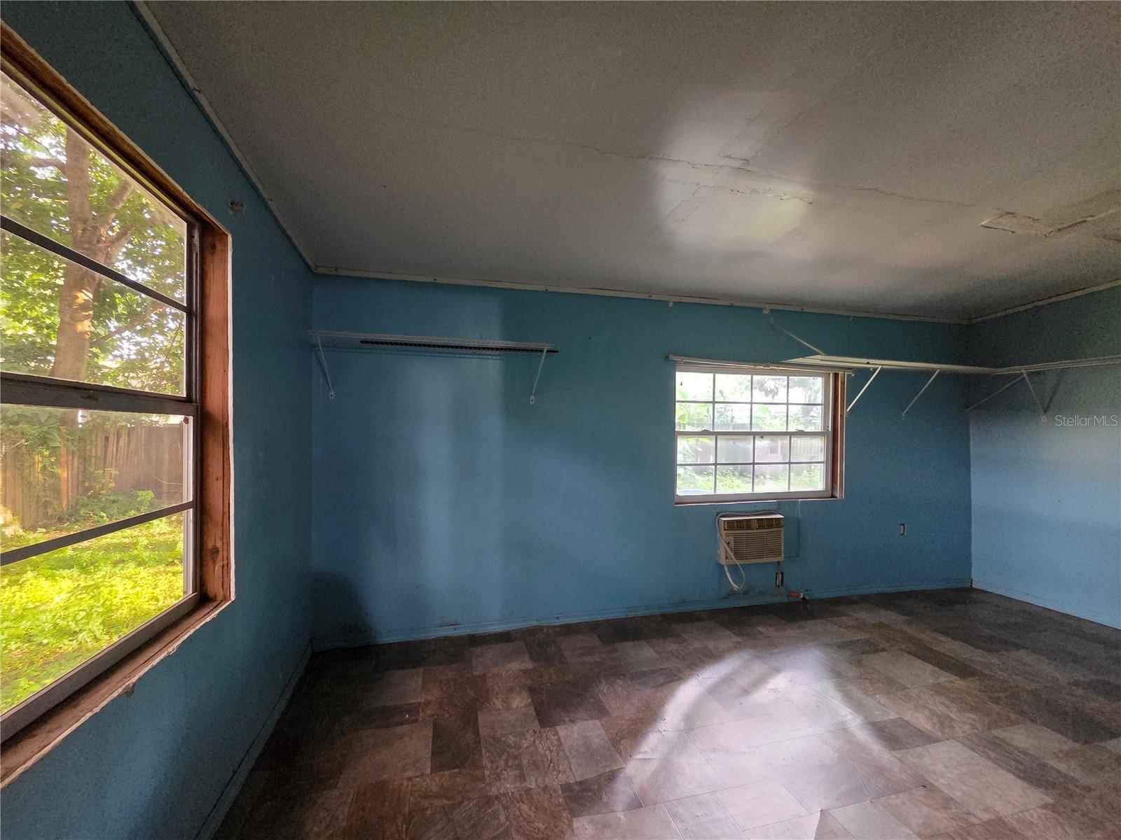 113 W STRICKLAND ST — photo 24