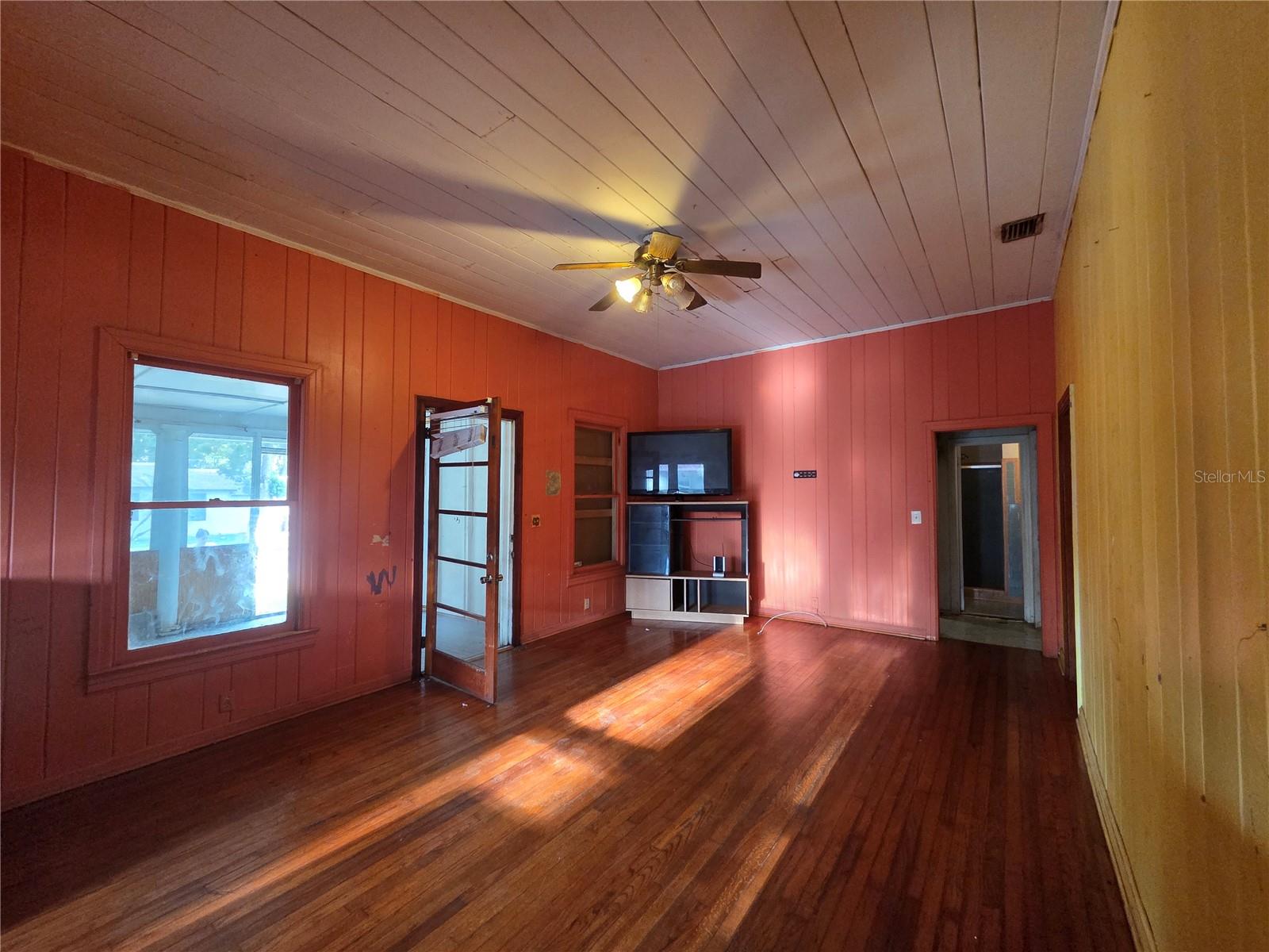 113 W STRICKLAND ST — photo 10