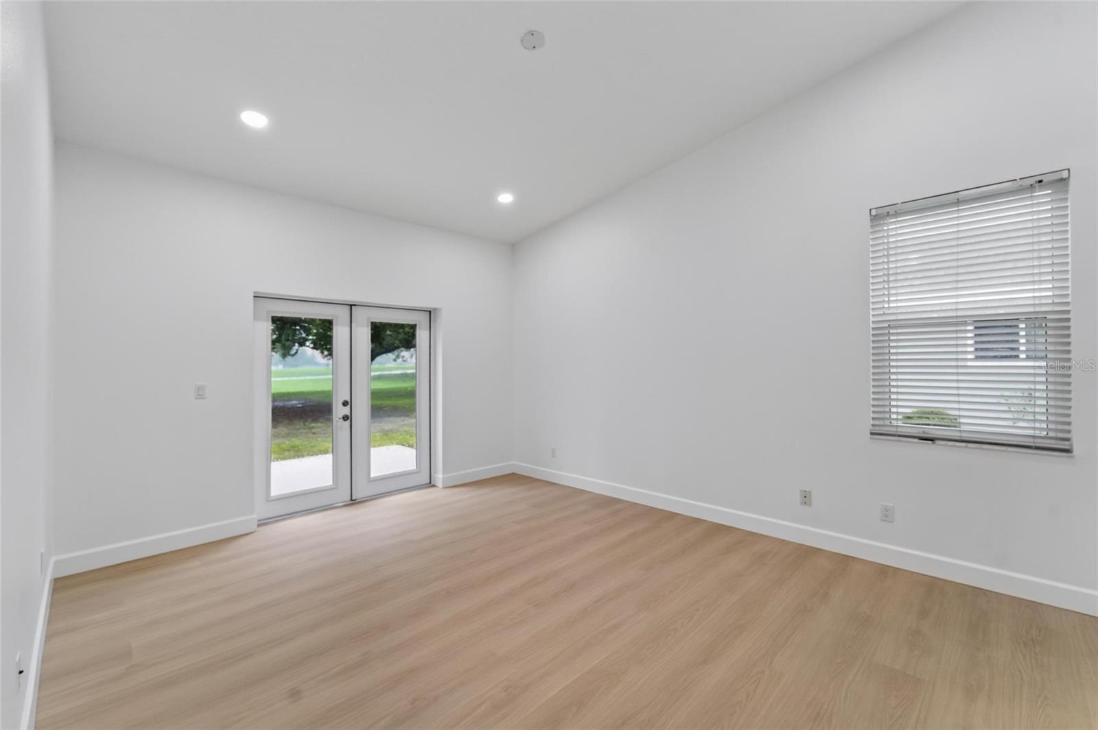 2216 NEW BEDFORD DR — photo 9