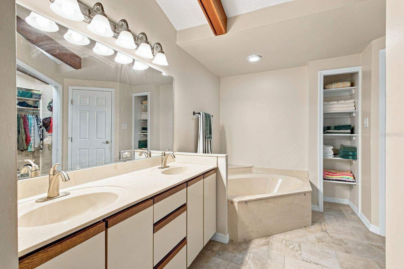 1460 MAHOGANY LN — photo 20