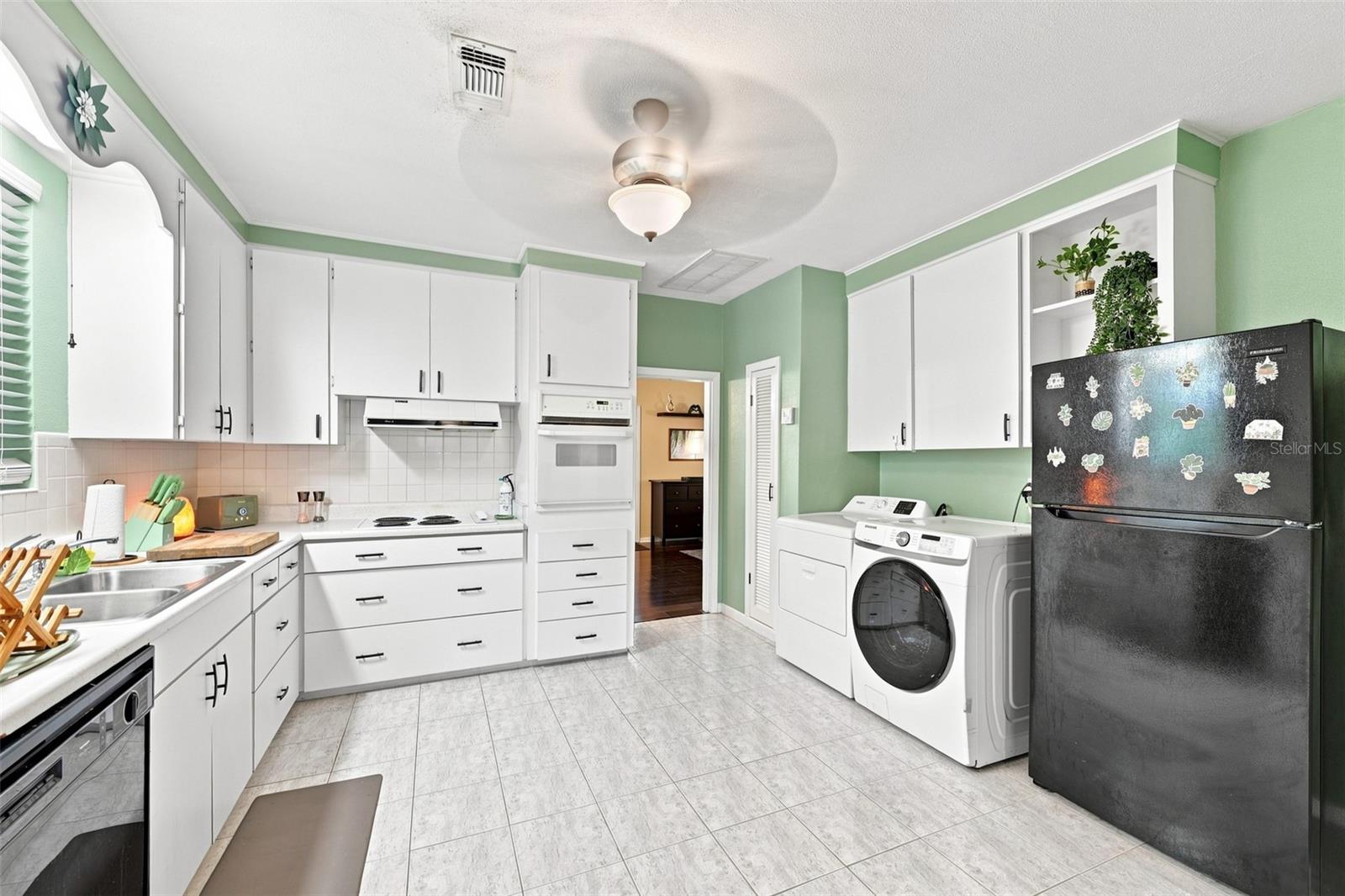 8911 N HIGHLAND AVE — photo 14