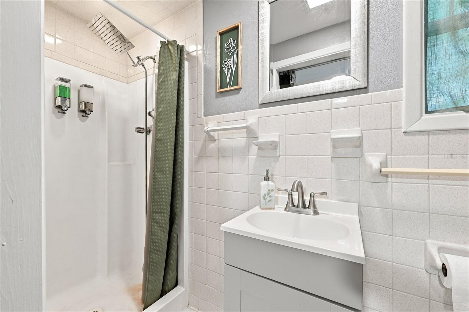 8911 N HIGHLAND AVE — photo 24
