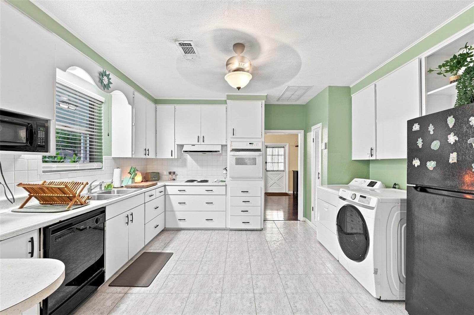 8911 N HIGHLAND AVE — photo 3