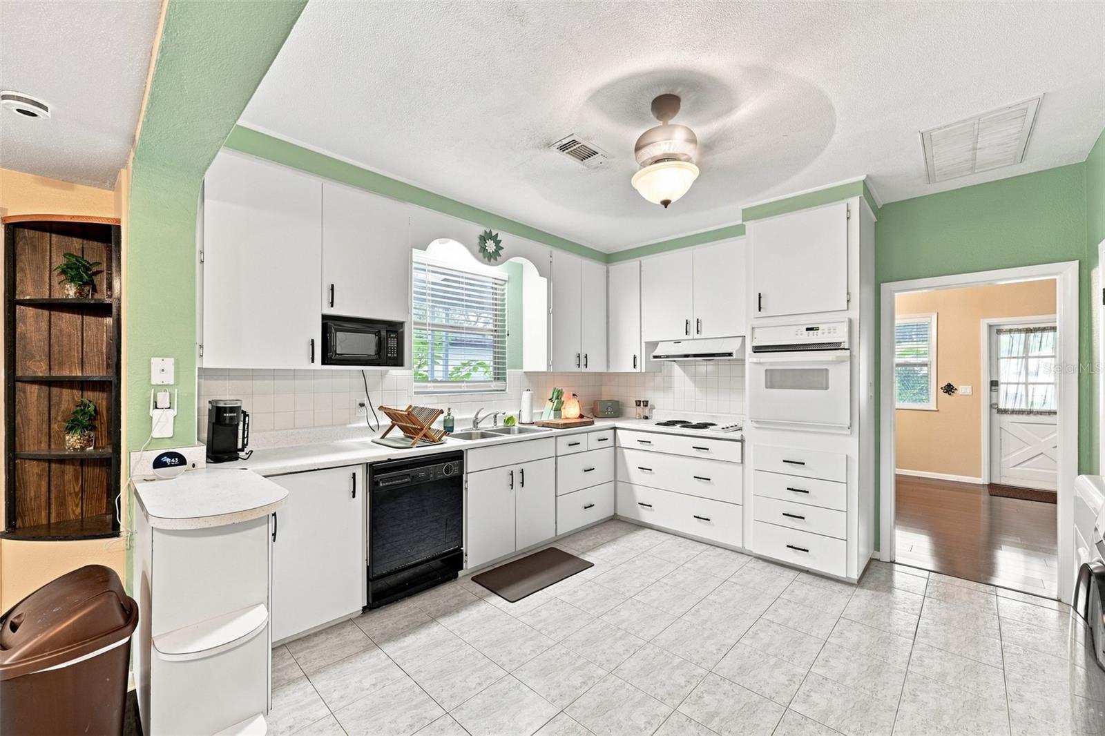8911 N HIGHLAND AVE — photo 13