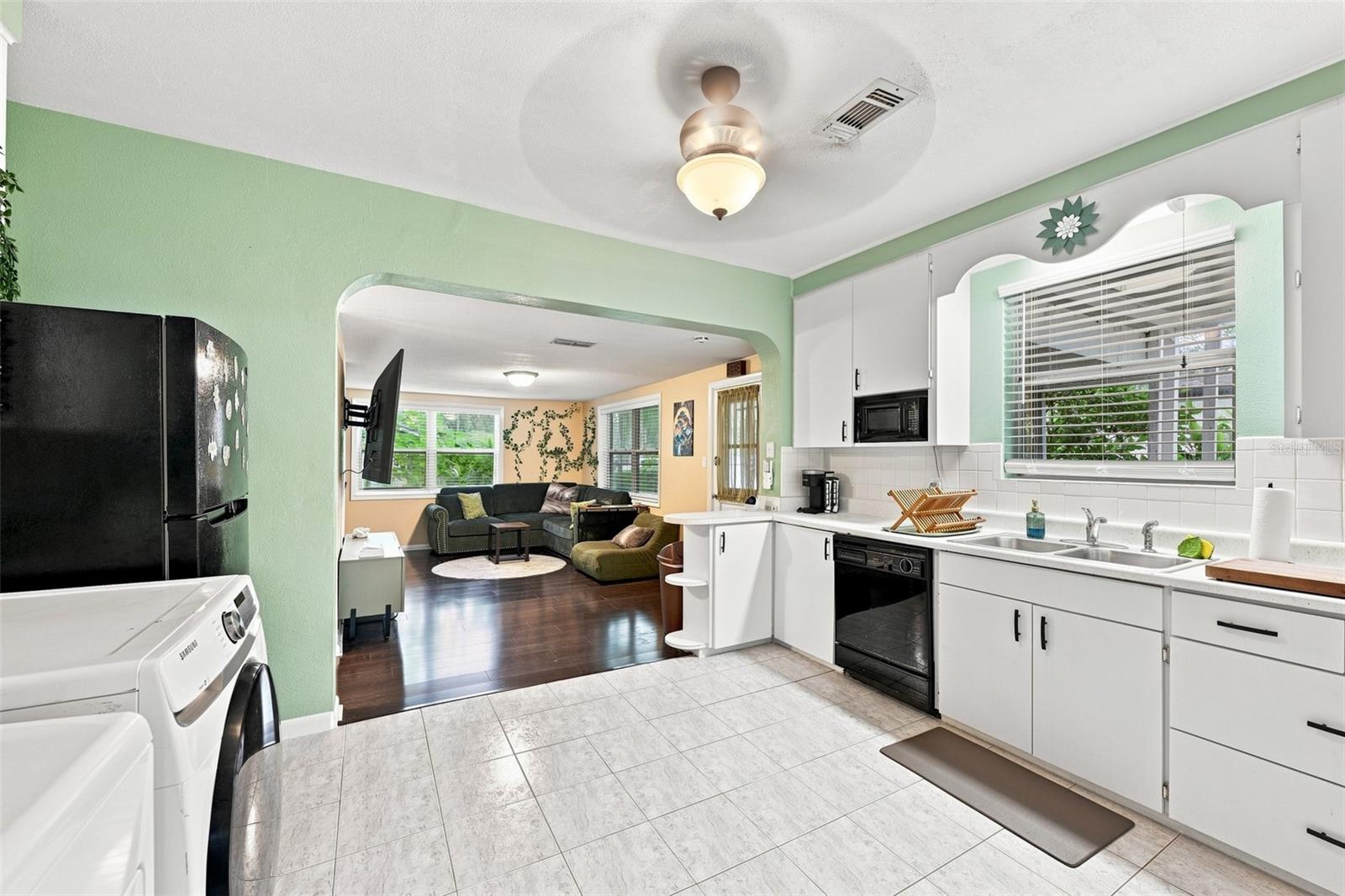 8911 N HIGHLAND AVE — photo 12