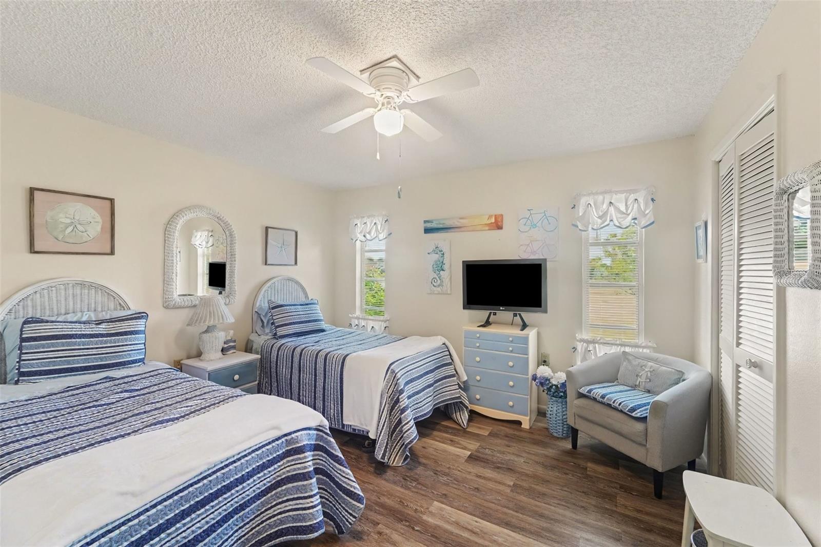 8351 FOX HOLLOW DR — photo 14