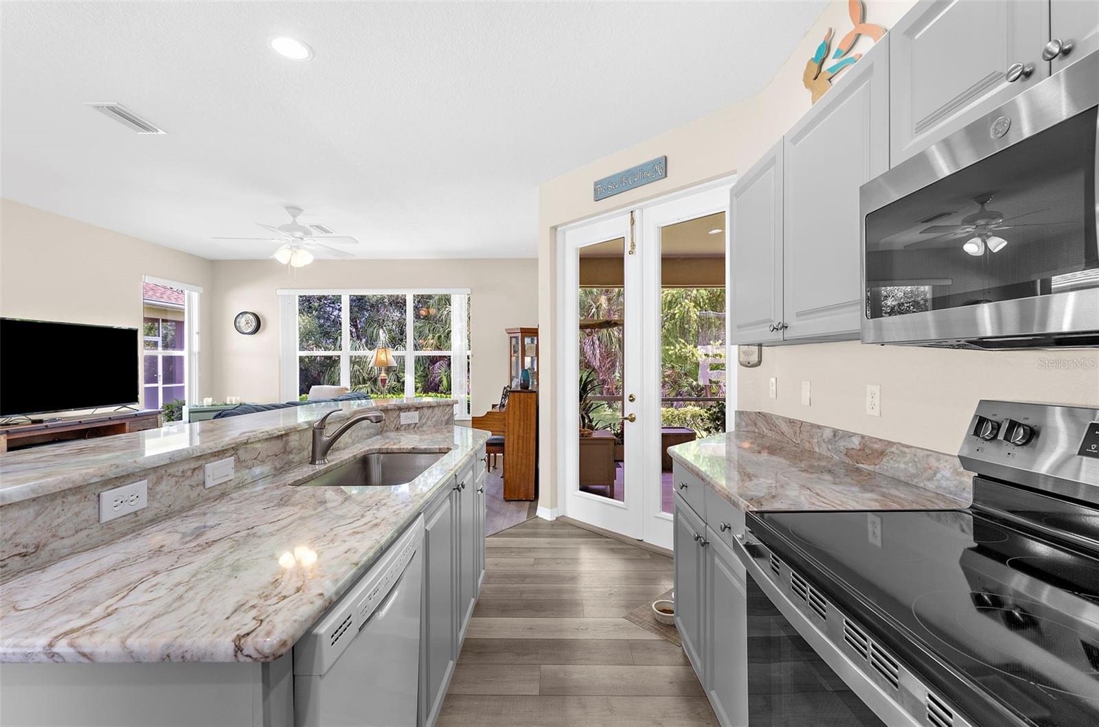 1935 SCARLETT AVE — photo 17