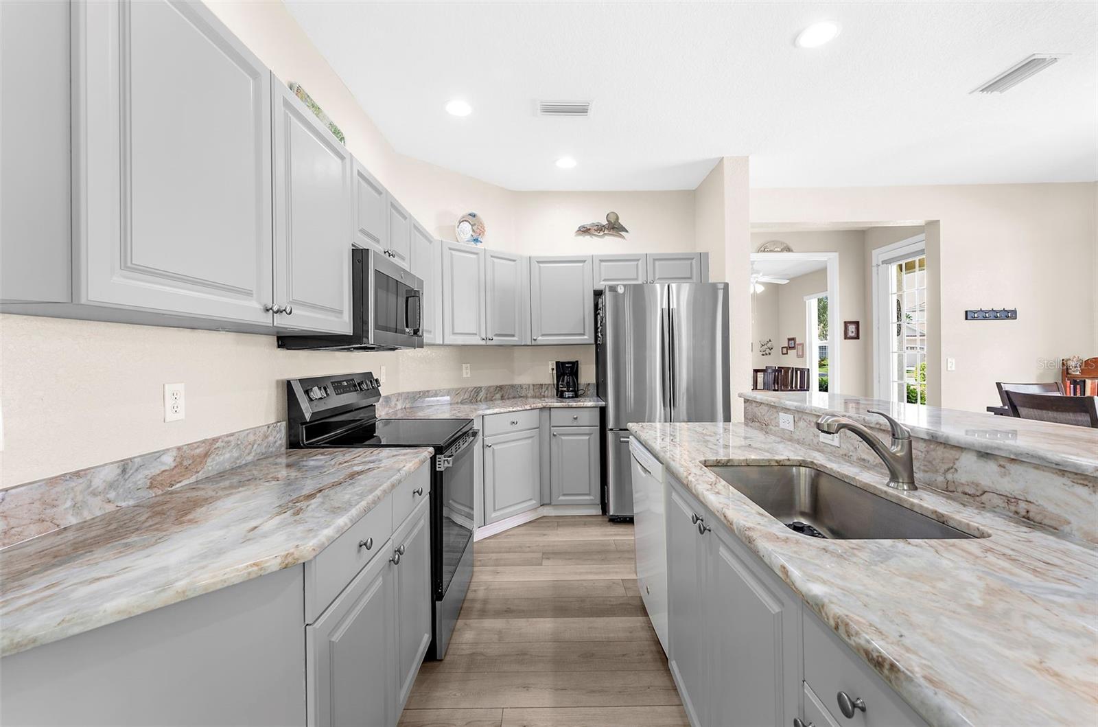 1935 SCARLETT AVE — photo 16