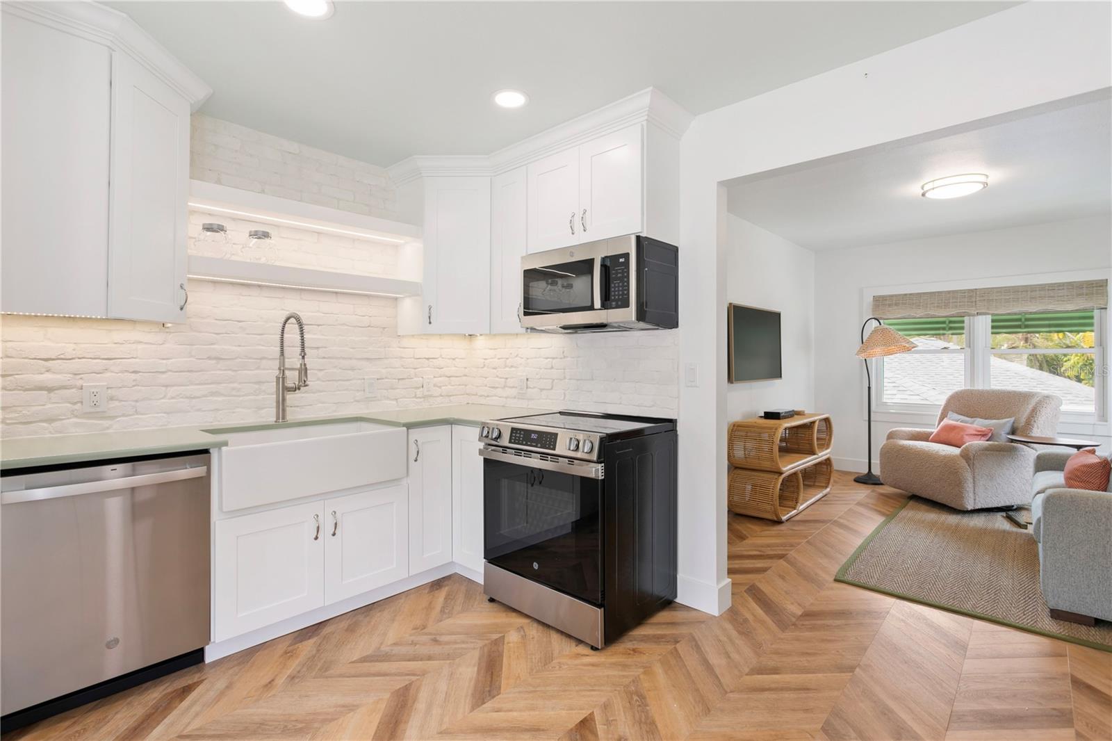 1716 OAK ST NE — photo 7