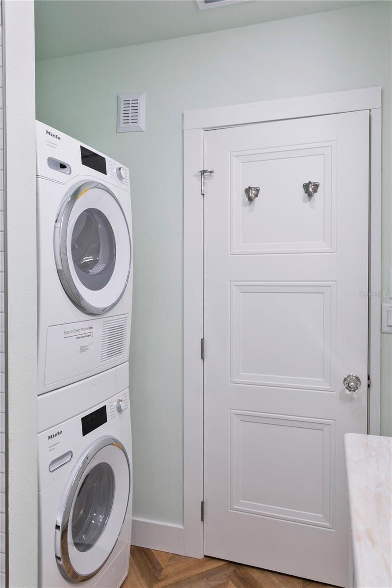 1716 OAK ST NE — photo 16