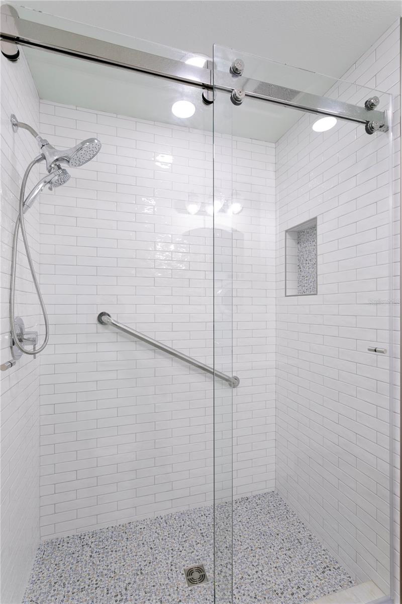 1716 OAK ST NE — photo 15