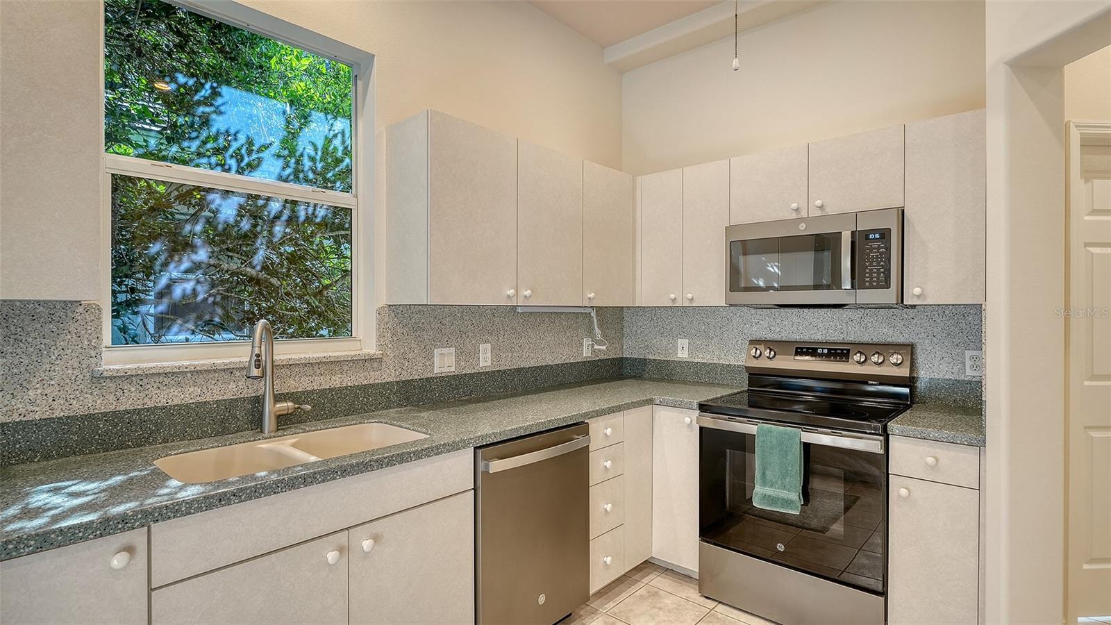 342 MELROSE CT — photo 20