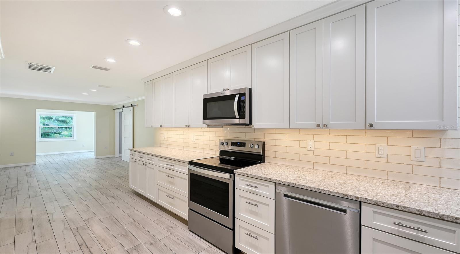 305 HILLS RD — photo 13