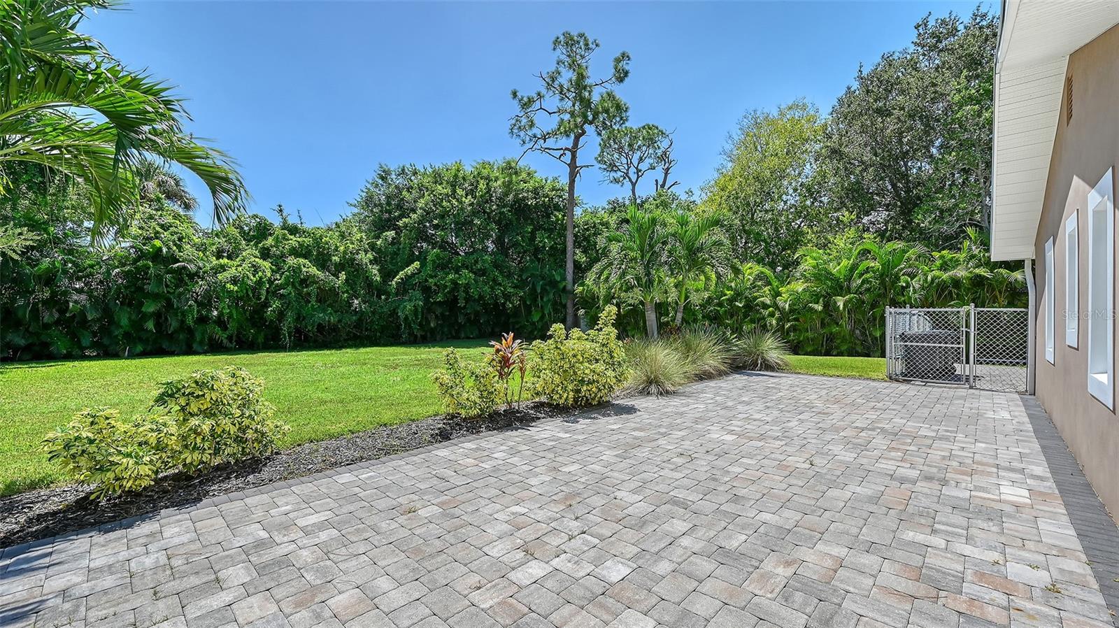 305 HILLS RD — photo 31