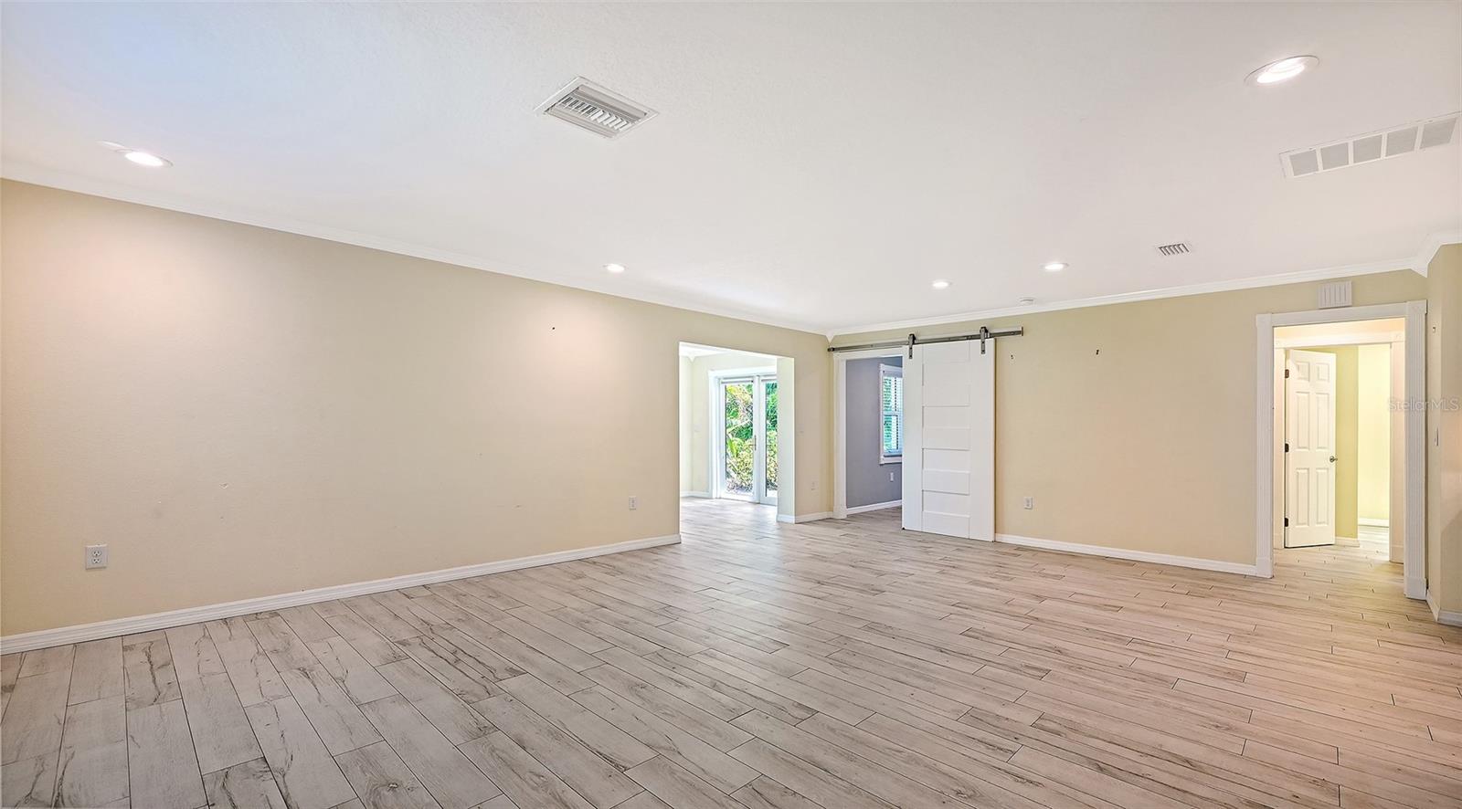 305 HILLS RD — photo 8
