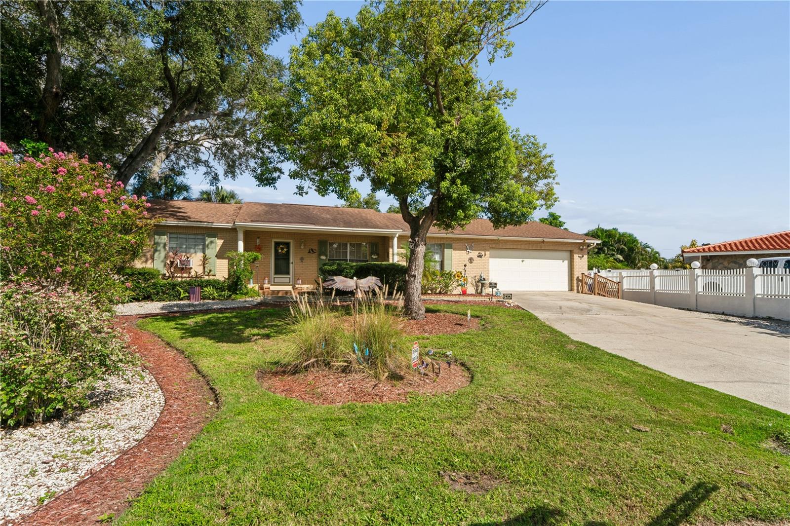 10739 DRUMMOND RD — photo 58