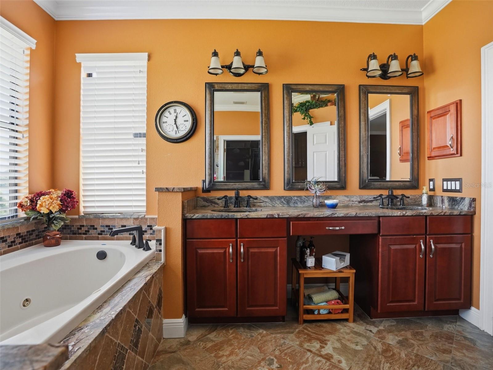 2707 LAKEBREEZE LN S — photo 39