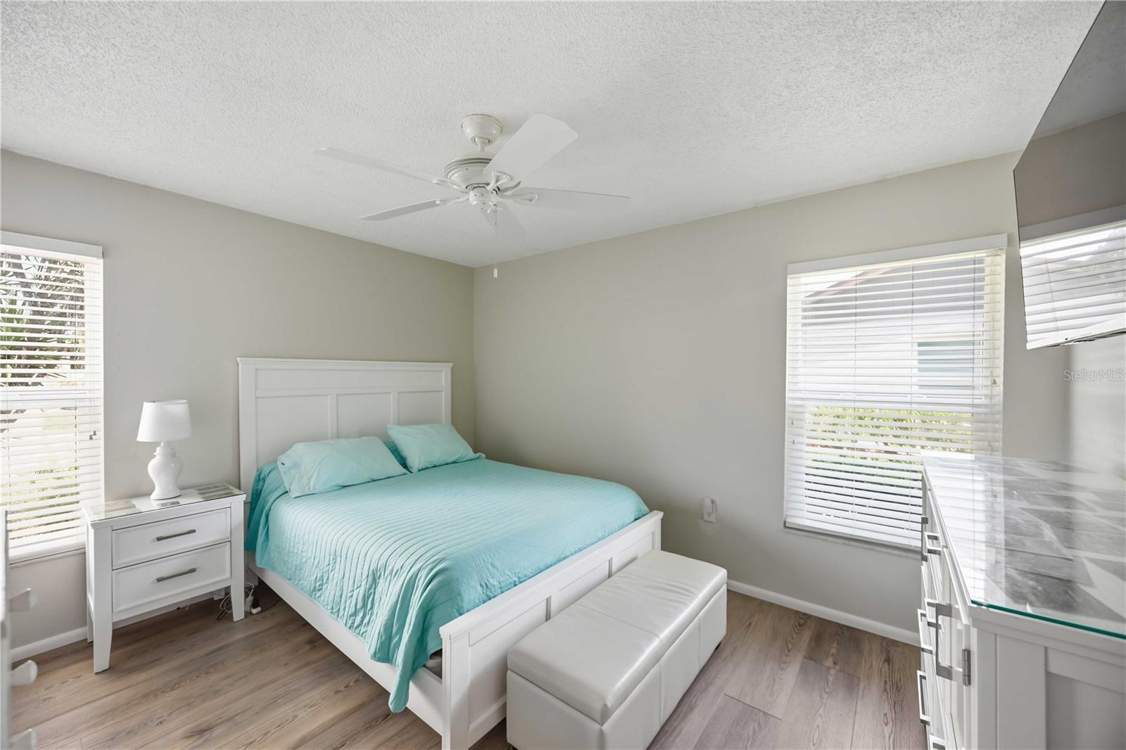 680 LINDEN DR — photo 26