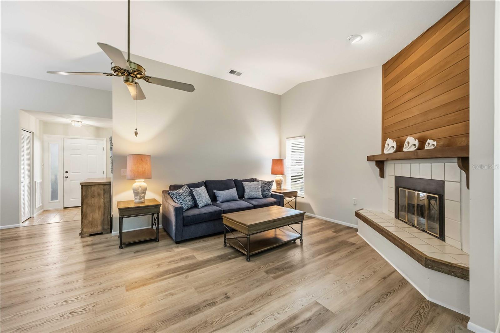 680 LINDEN DR — photo 11