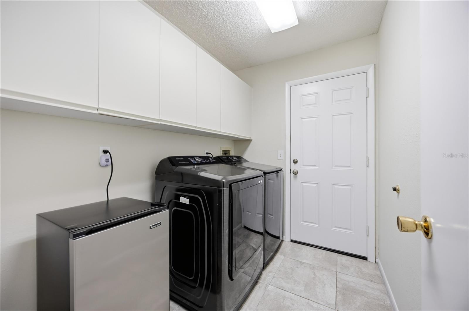 680 LINDEN DR — photo 32