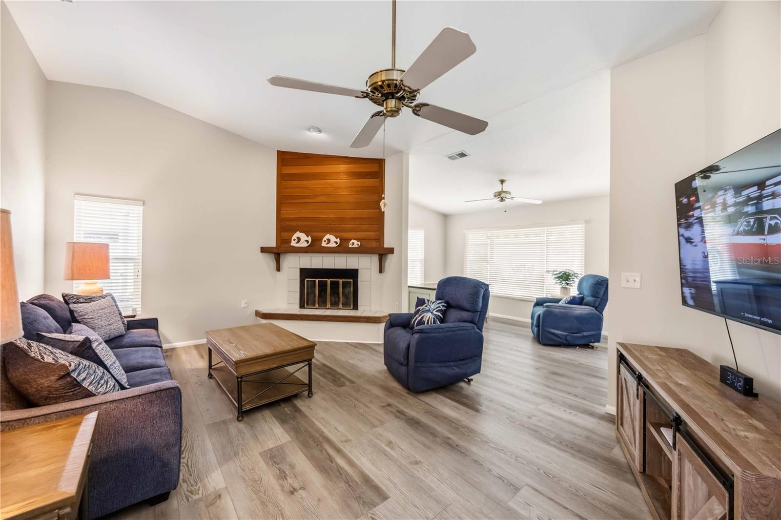 680 LINDEN DR — photo 12