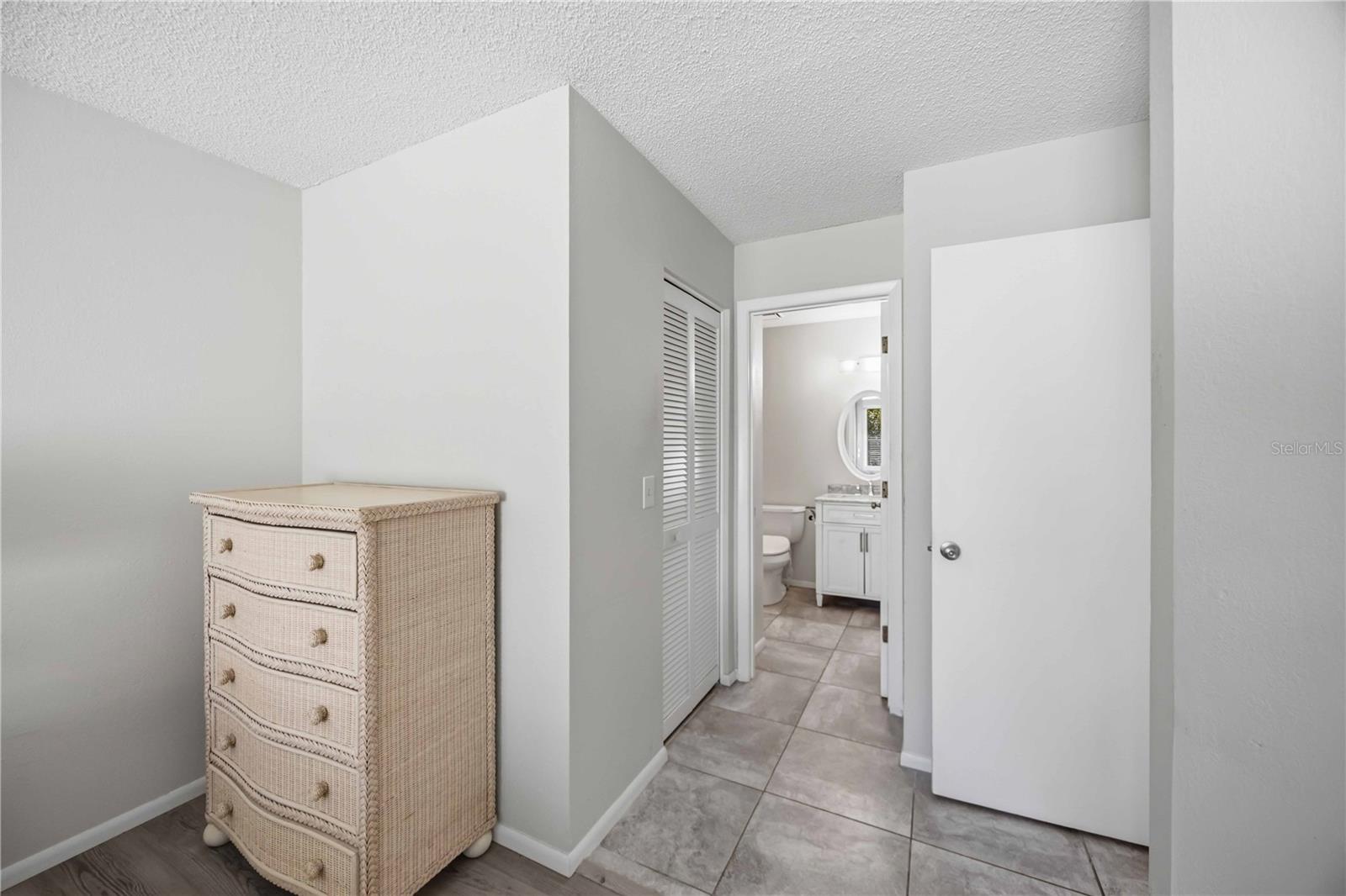 680 LINDEN DR — photo 23
