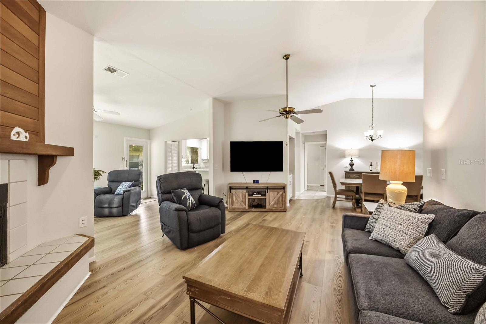 680 LINDEN DR — photo 14