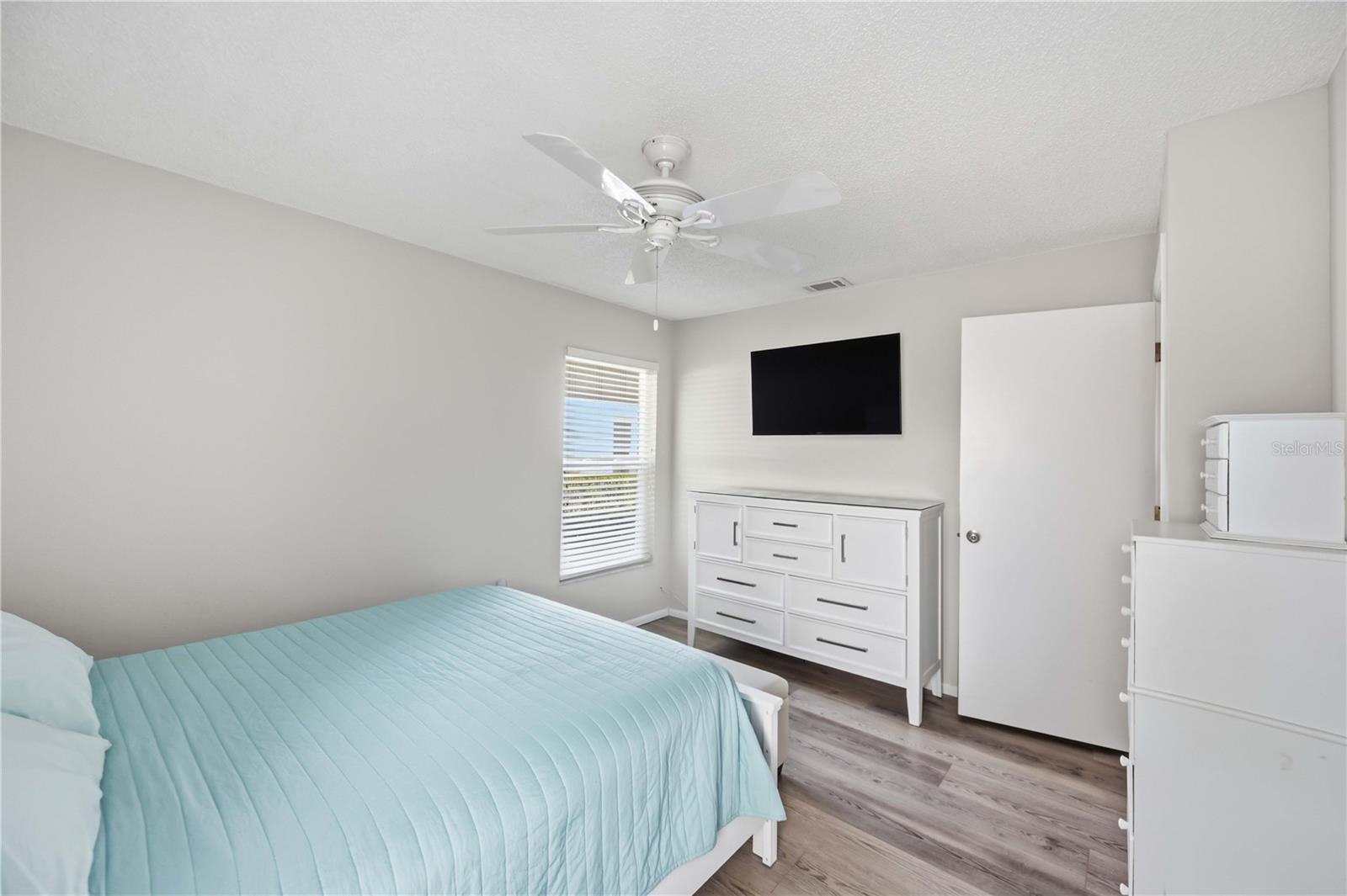 680 LINDEN DR — photo 28