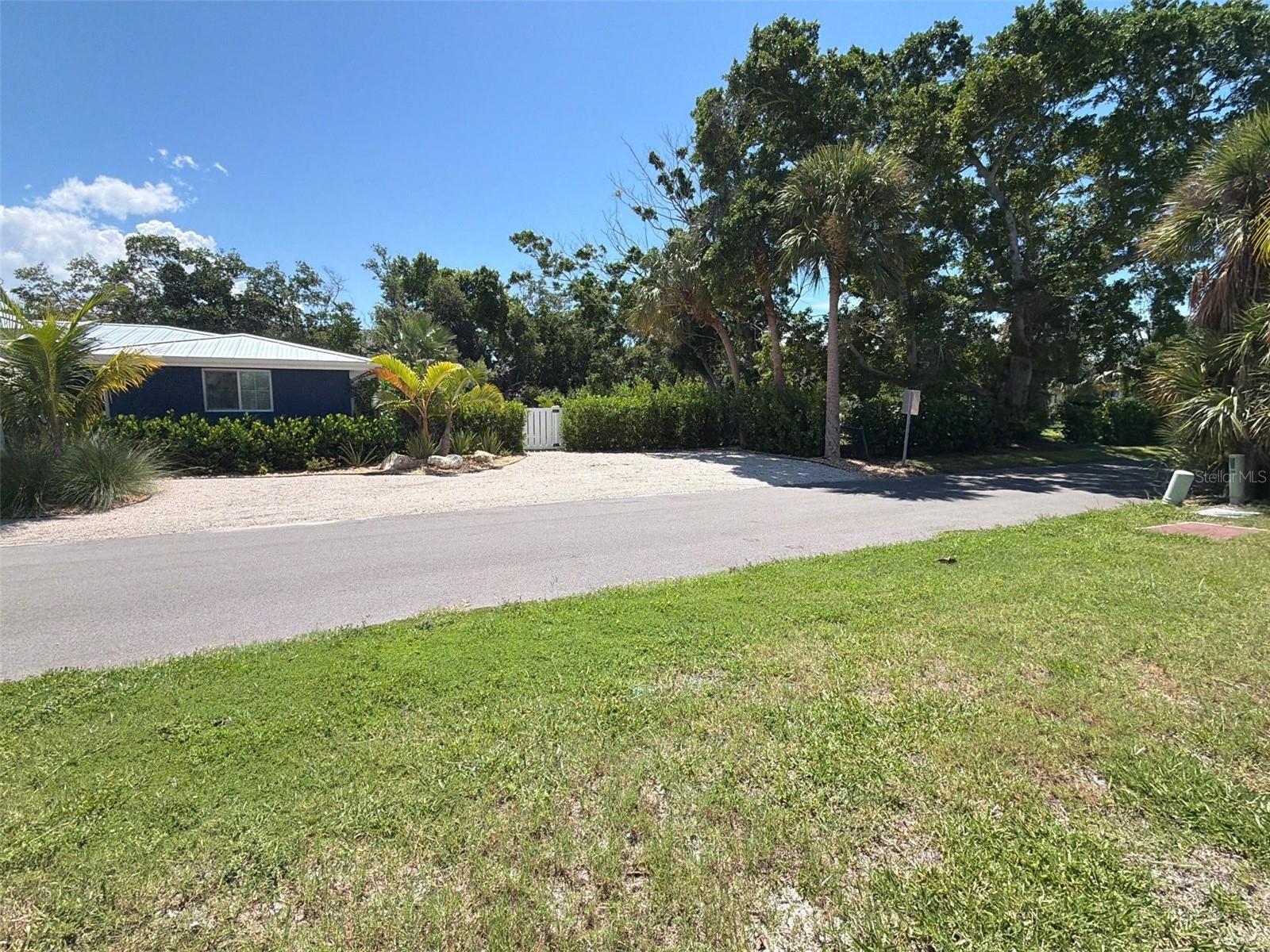 561 TARAWITT DR — photo 5