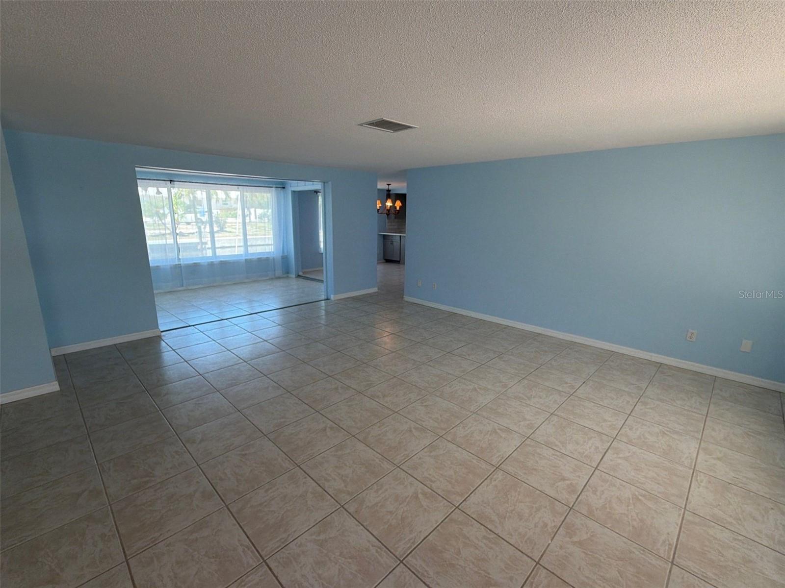 561 TARAWITT DR — photo 9