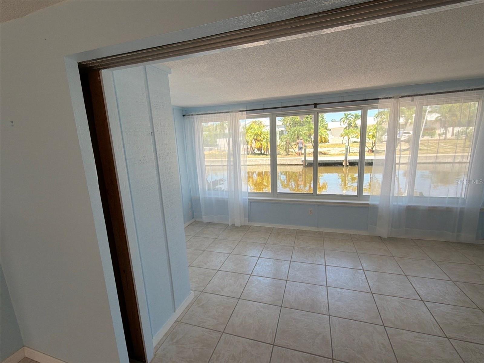 561 TARAWITT DR — photo 12