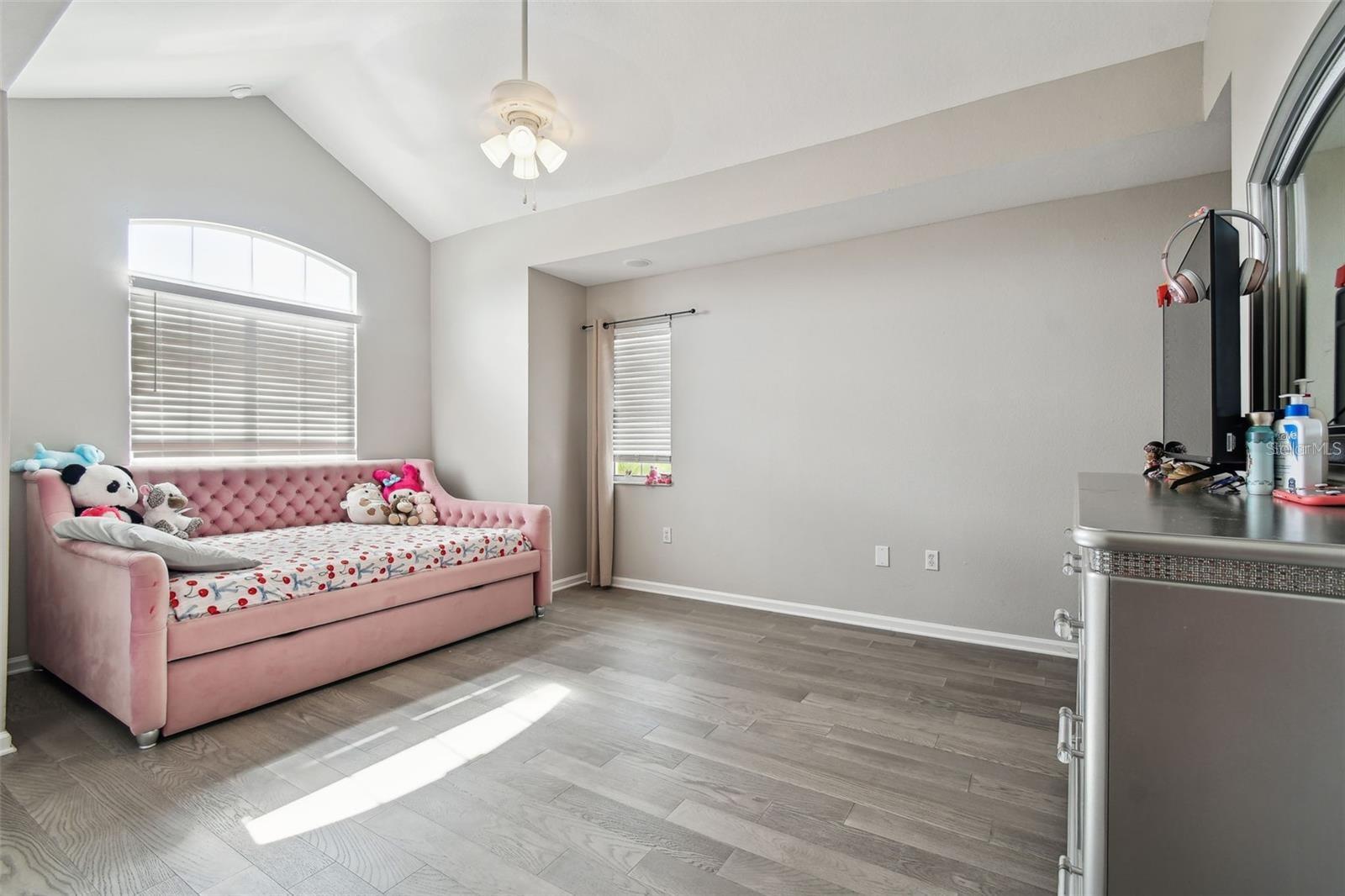 8542 EAGLE BROOK DR — photo 25