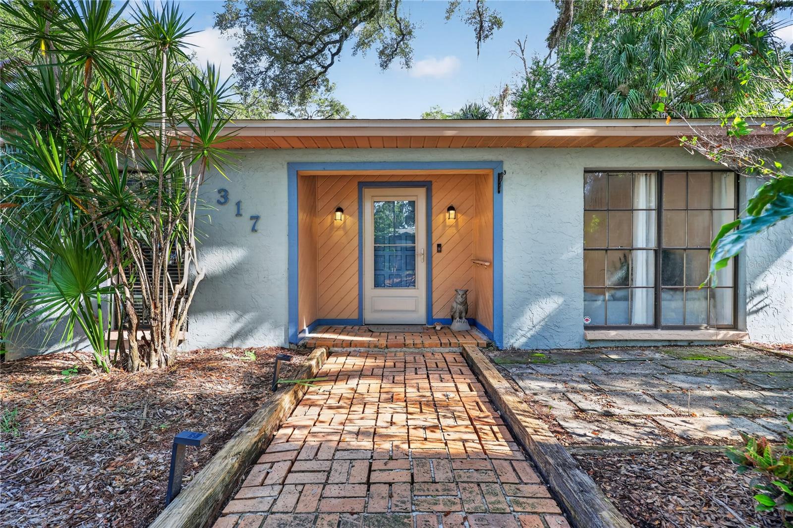 317 W COMANCHE AVE — photo 2
