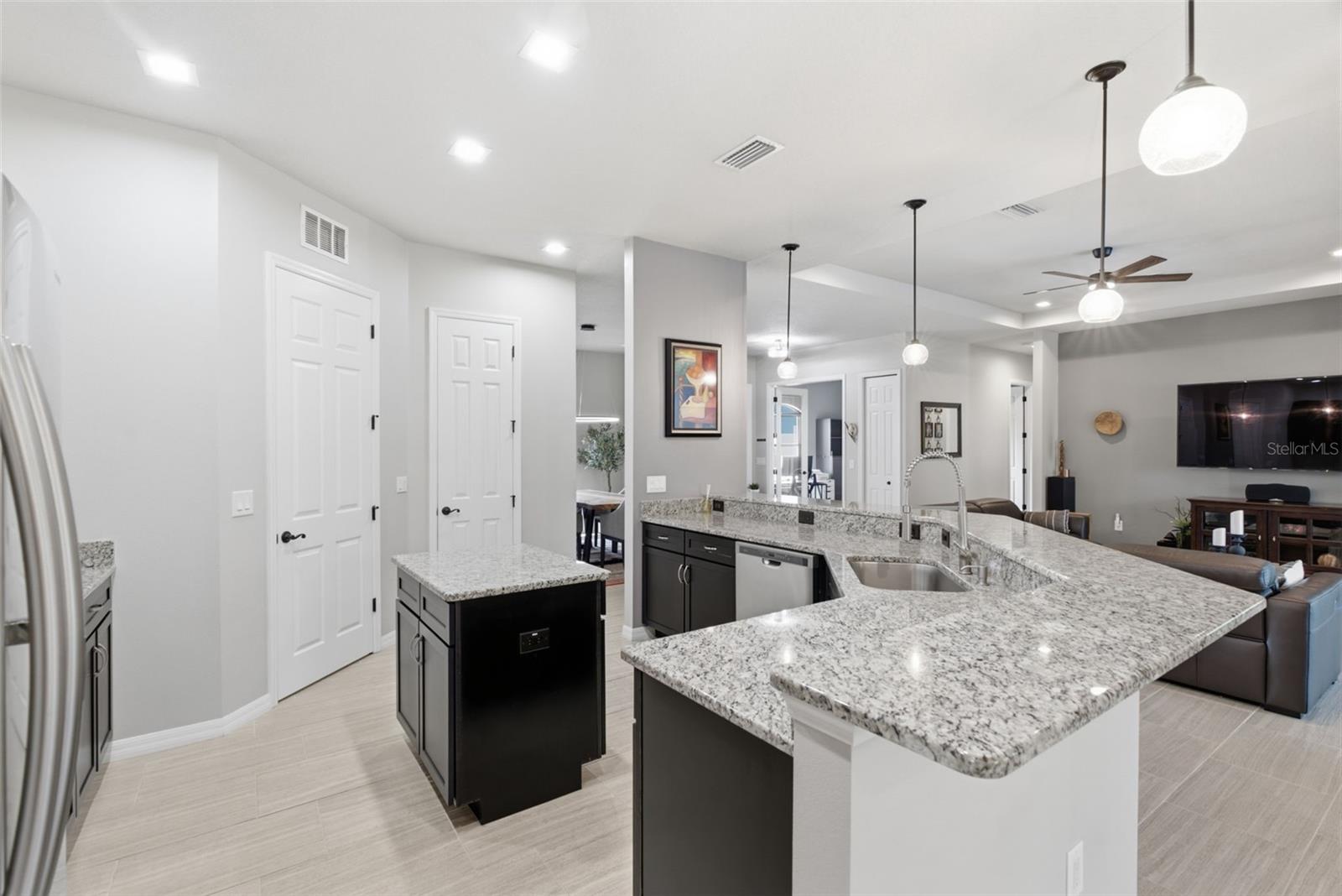 807 ALANDRA LN — photo 10