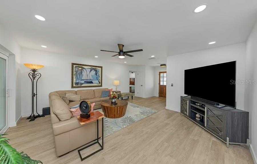 1579 ELIZABETH LN — photo 4
